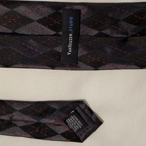 Men's Van Huesen black and Grey with red stitch pattern tie - Picture 4 of 5